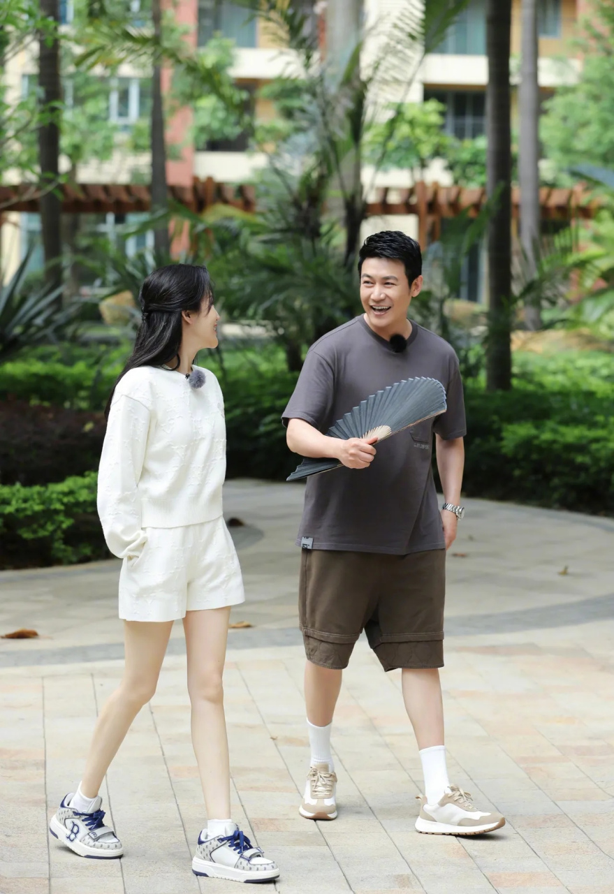 鲍蕾的腿确实美,一双显眼的大长腿仿佛是从漫画里面走出来的,怪不得