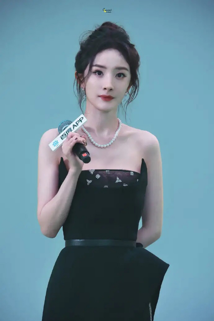 动态创作月 杨幂黑色长裙盘发造型,露出优美的肩颈线有点子美丽,幂