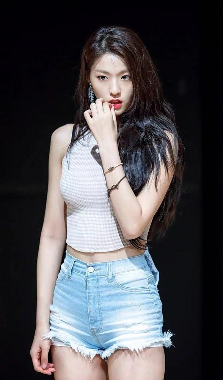 金雪炫!太"有料",超短热裤安全裤都露出来,举手撩发太诱人!