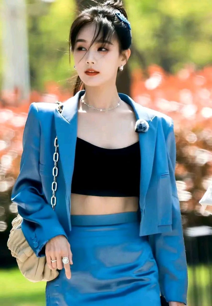 一身蓝色套装大秀傲人马甲线,精致又很时髦  李一桐才是妥妥的都市