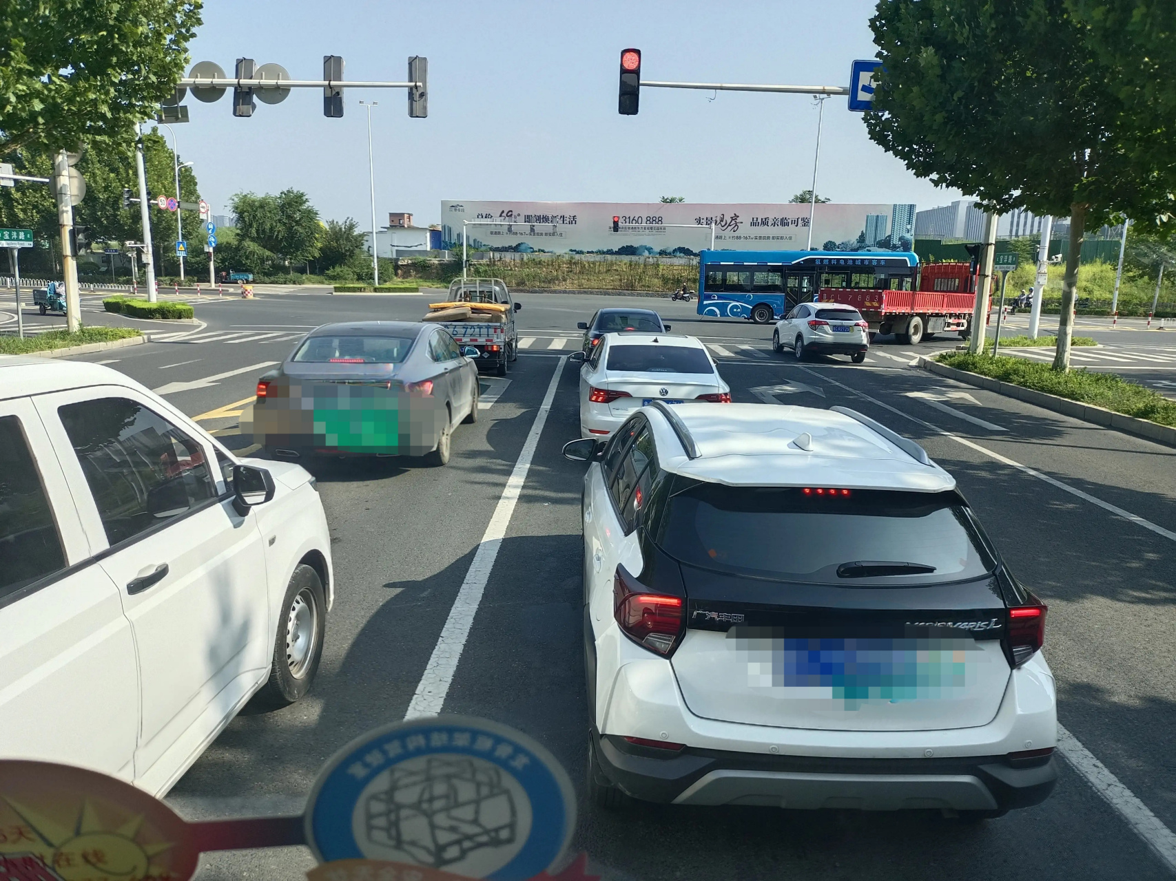 大家发现没有,大多车辆在红绿灯处等待左转时,都不打左转向灯,而是在