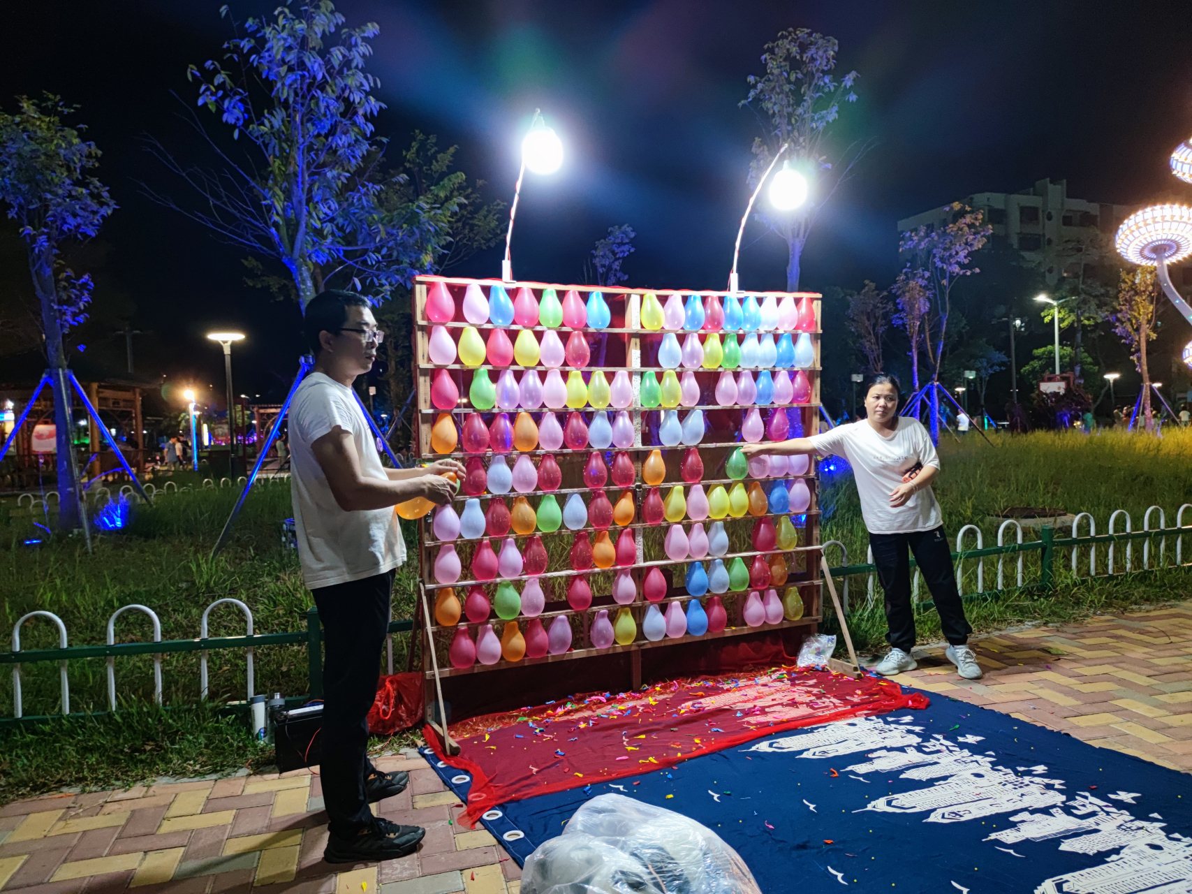 枪打气球,儿时看到公园里摆摊,总想玩一把,但以前家里穷,都是在一旁看