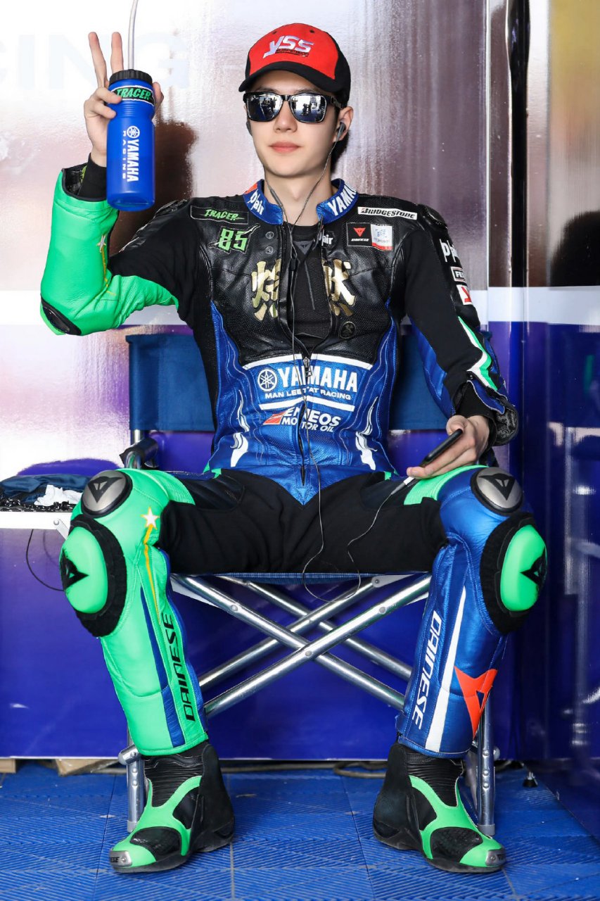 王一博外网更新赛车图,我只想说:会玩儿赛车的男生好帅啊!