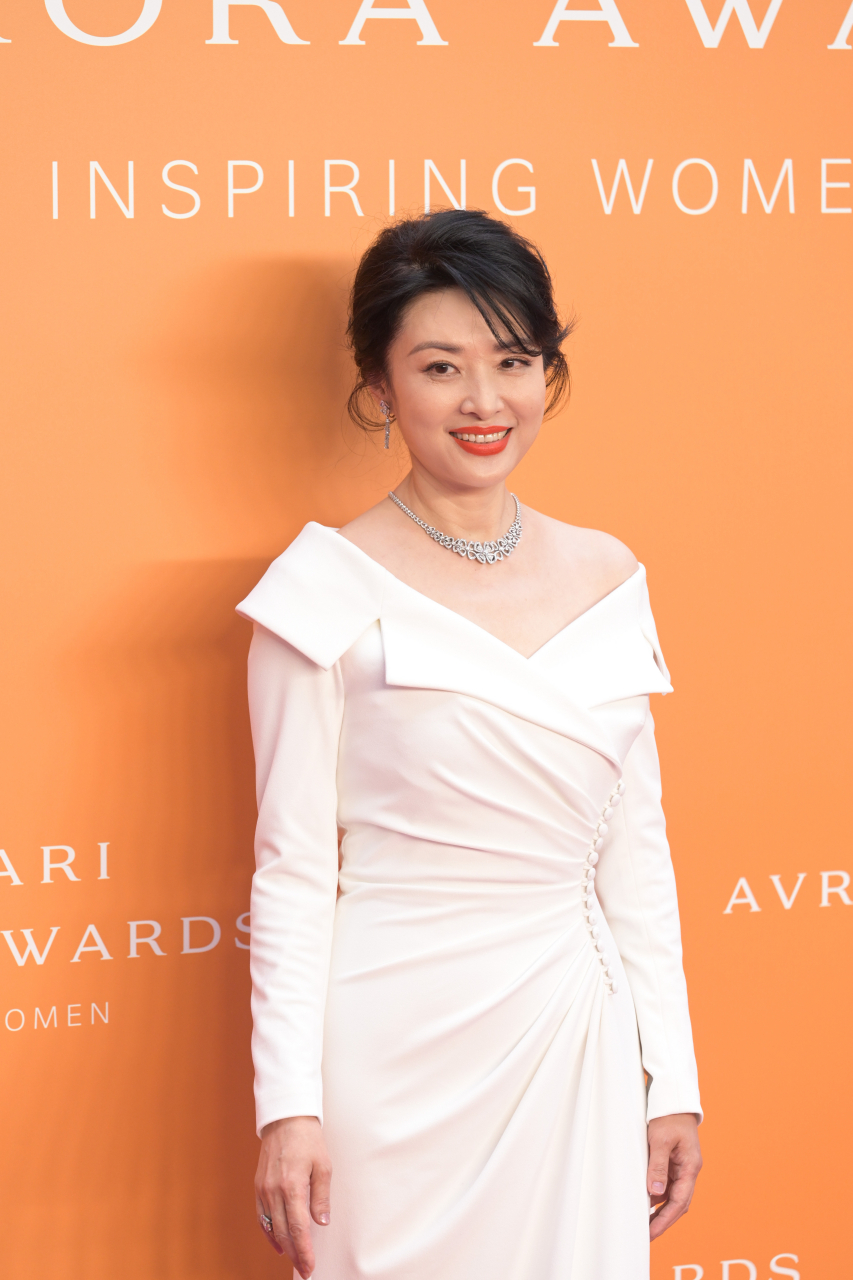 周涛出席宝格丽闪耀之辉红毯现场,勇敢追逐梦想,不断突破边界,为更多