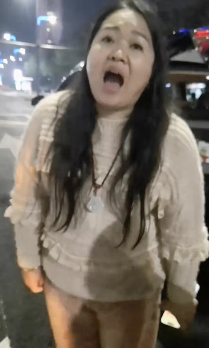 宝马女车主占道最新后续,骂人女司机拒绝道歉并在派出所当场发飙,注意