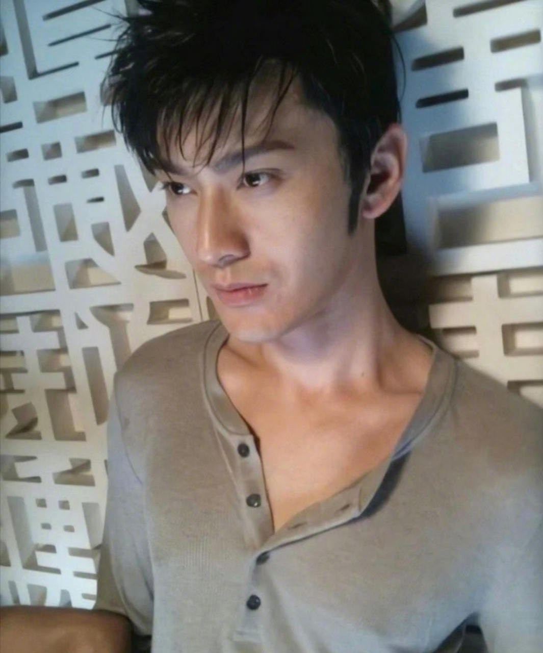 最近黄晓明的早期旧照又被挖出来了,两种颜值差距太大不像一个人,所以