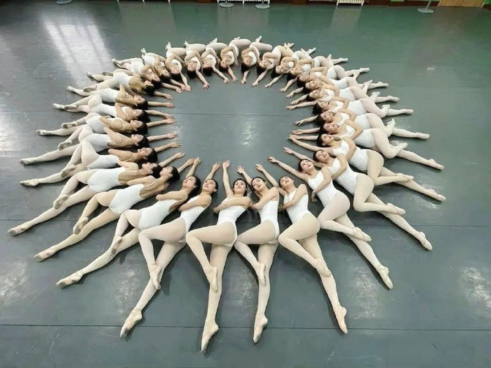 今天拍了舞蹈班毕业照,猜猜哪个是我