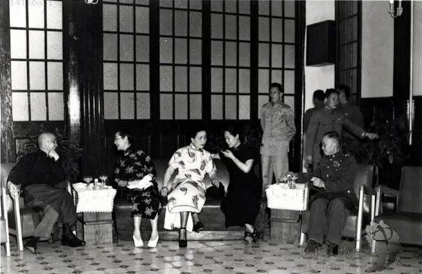 马英九参访南京总统府,在这组蜡像前顿足许久,似有所思!