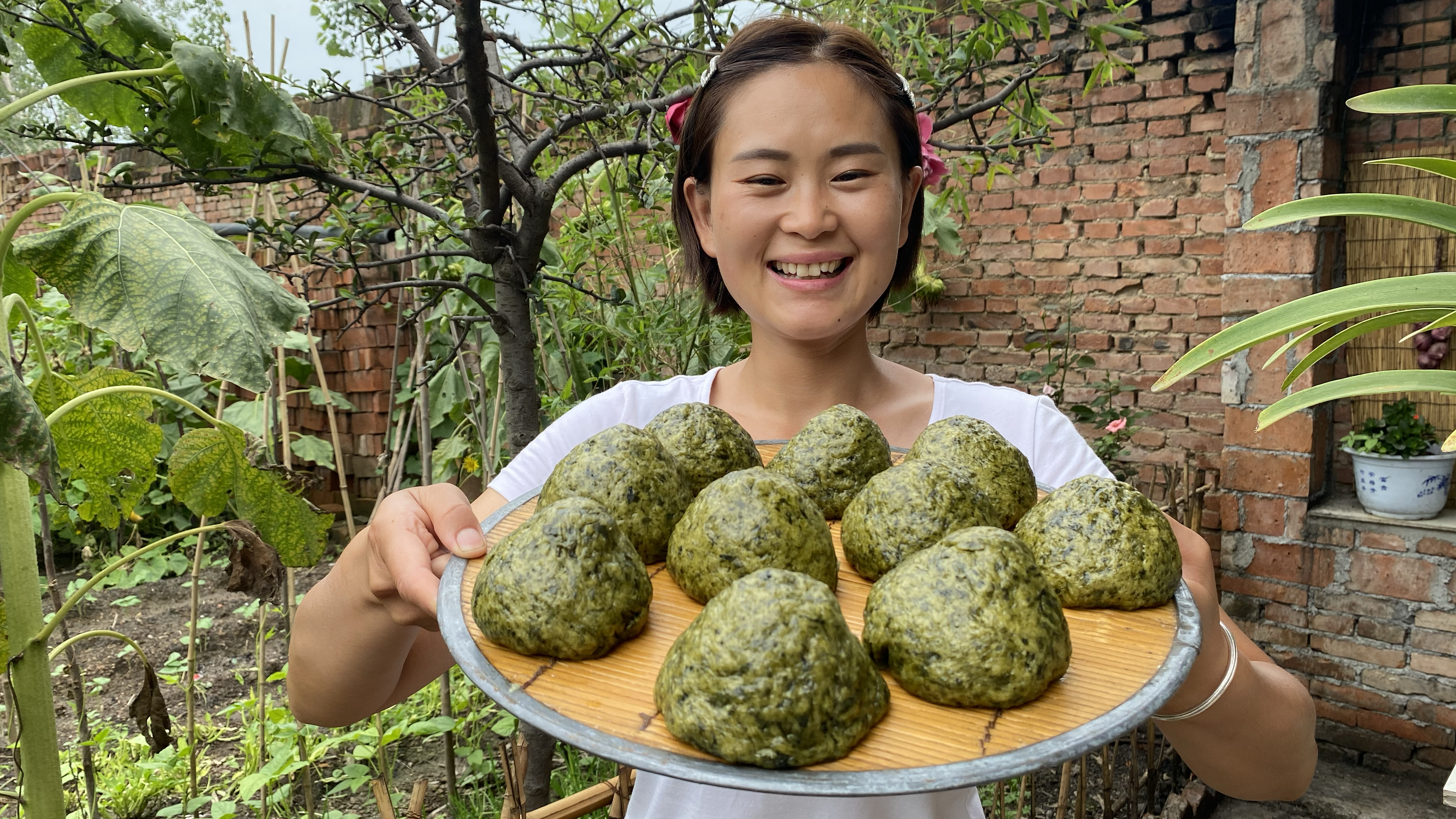 农村午饭真简单,婆婆做红薯叶窝窝头,配上灵魂辣椒糊,太好吃了