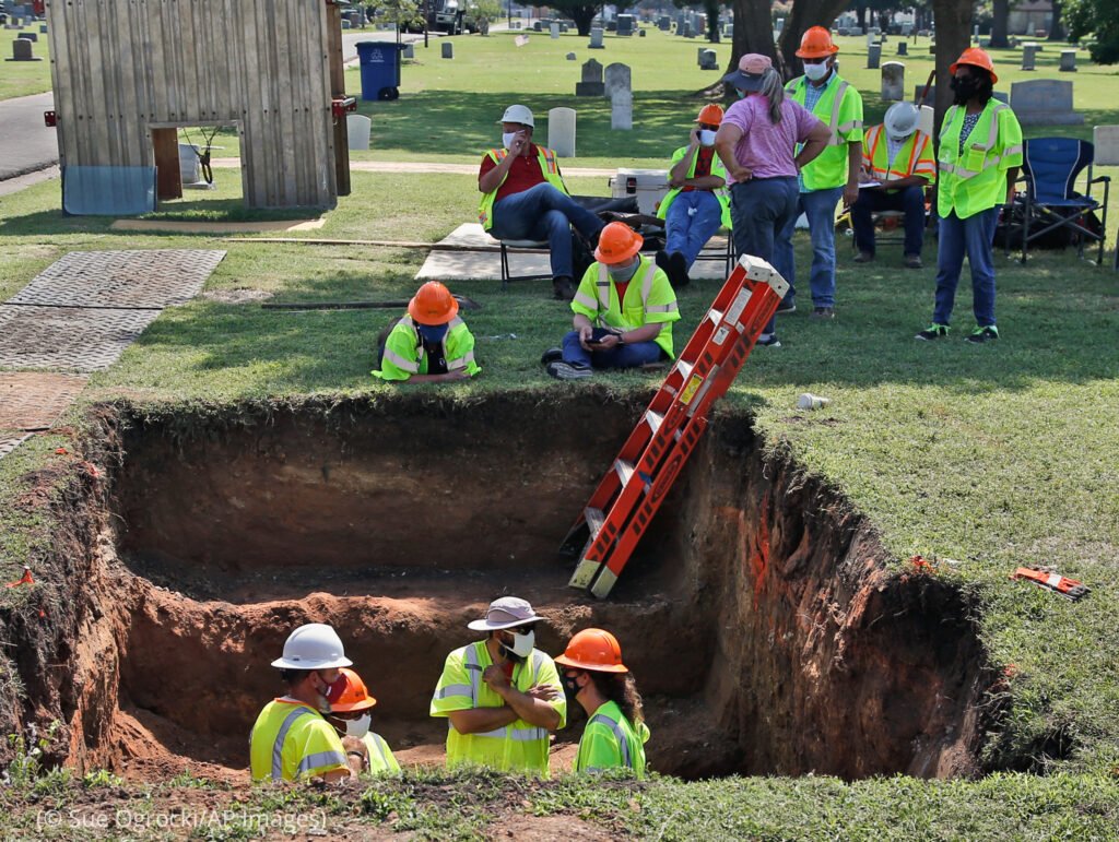 工人们在俄克拉荷马州塔尔萨的奥克劳恩公墓(Oaklawn Cemetery)挖掘出一个群葬冢(© Sue Ogrocki/AP Images)