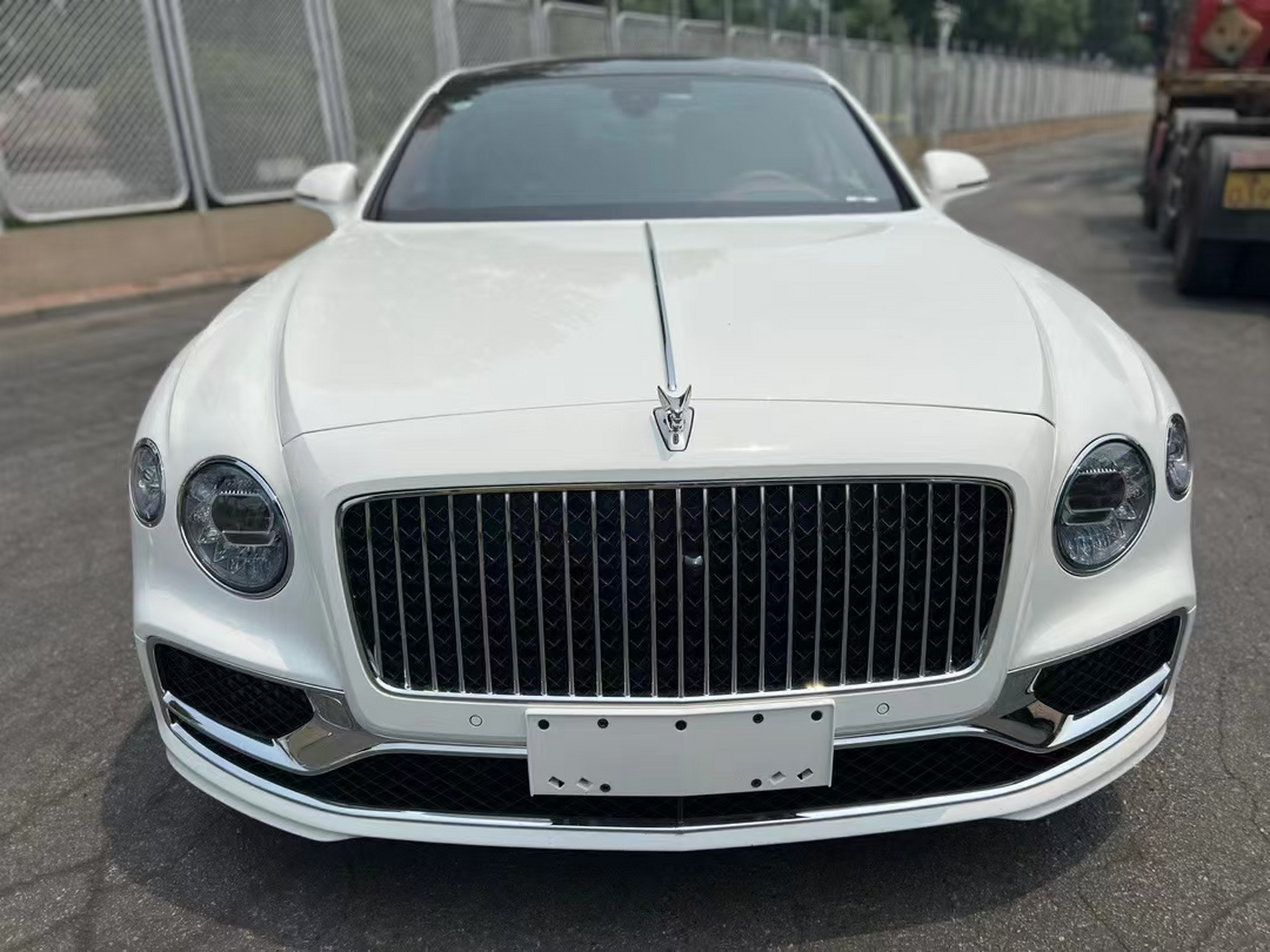 0 颜色:冰川白/板球红 配置: 21英寸 10辐喷漆轮毂 照明式飞翼"b^字形