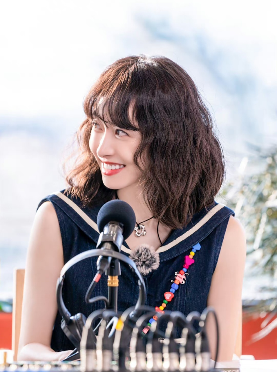 宋茜在桃花坞做的羊毛卷发型很成功,助理拍到的画面都是特别明朗的