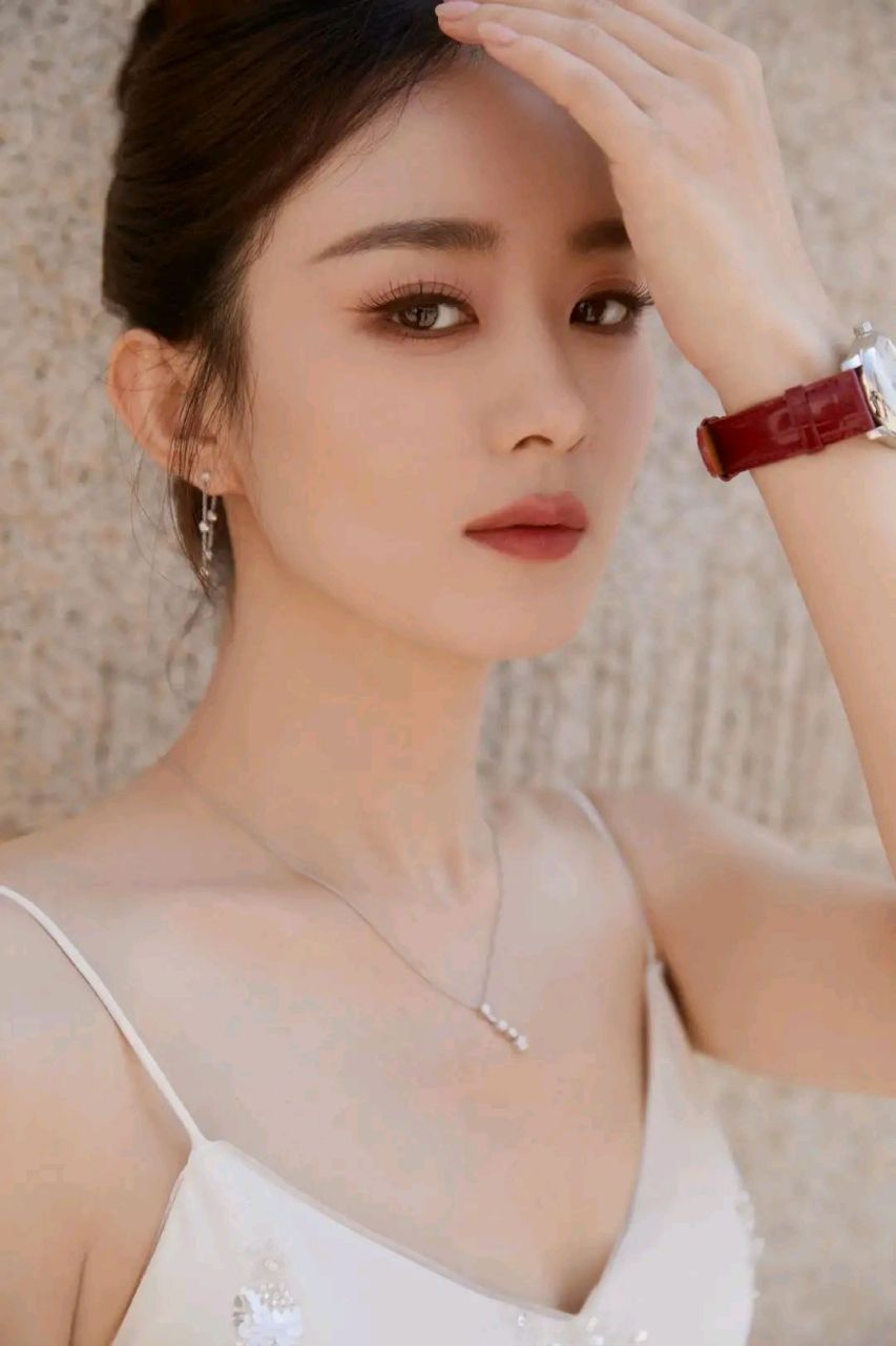 八卦娱乐明星# #赵丽颖# #女神# 赵丽颖白色刺绣吊带造型,唯美友排