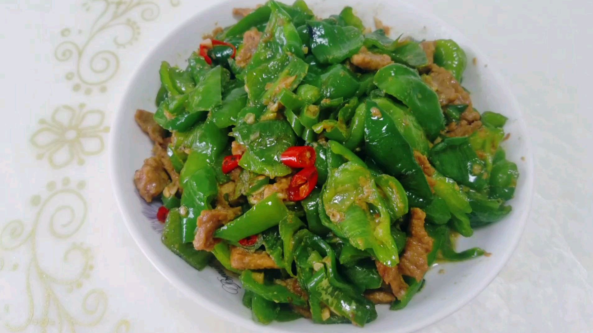 青椒炒牛肉鲜香嫩滑好吃孩子们都喜欢