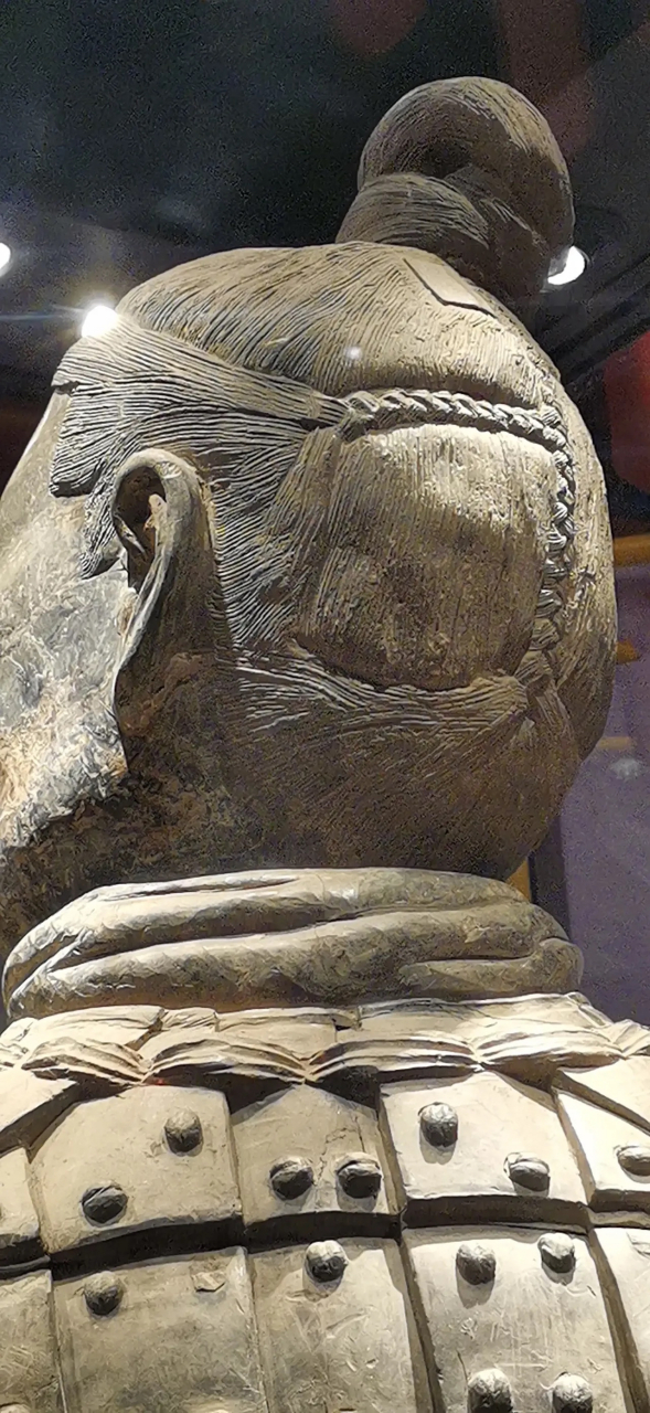 秦始皇兵马俑二号坑出土的跪射俑是最完整的一例,他身穿战袍,外披铠甲