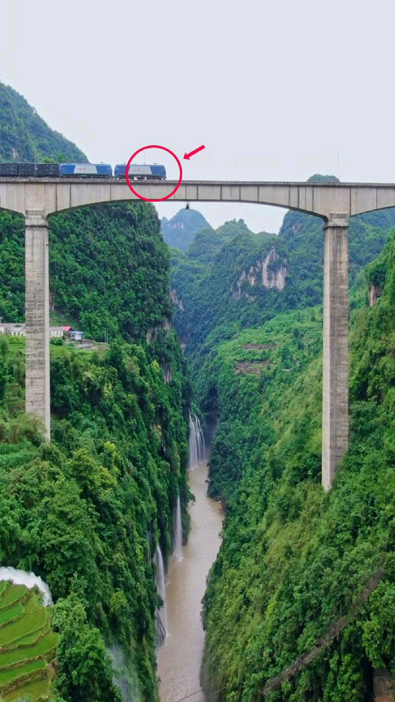 贵州深山铁路大桥,火车经过这里都会鸣笛,你知道为什么吗?
