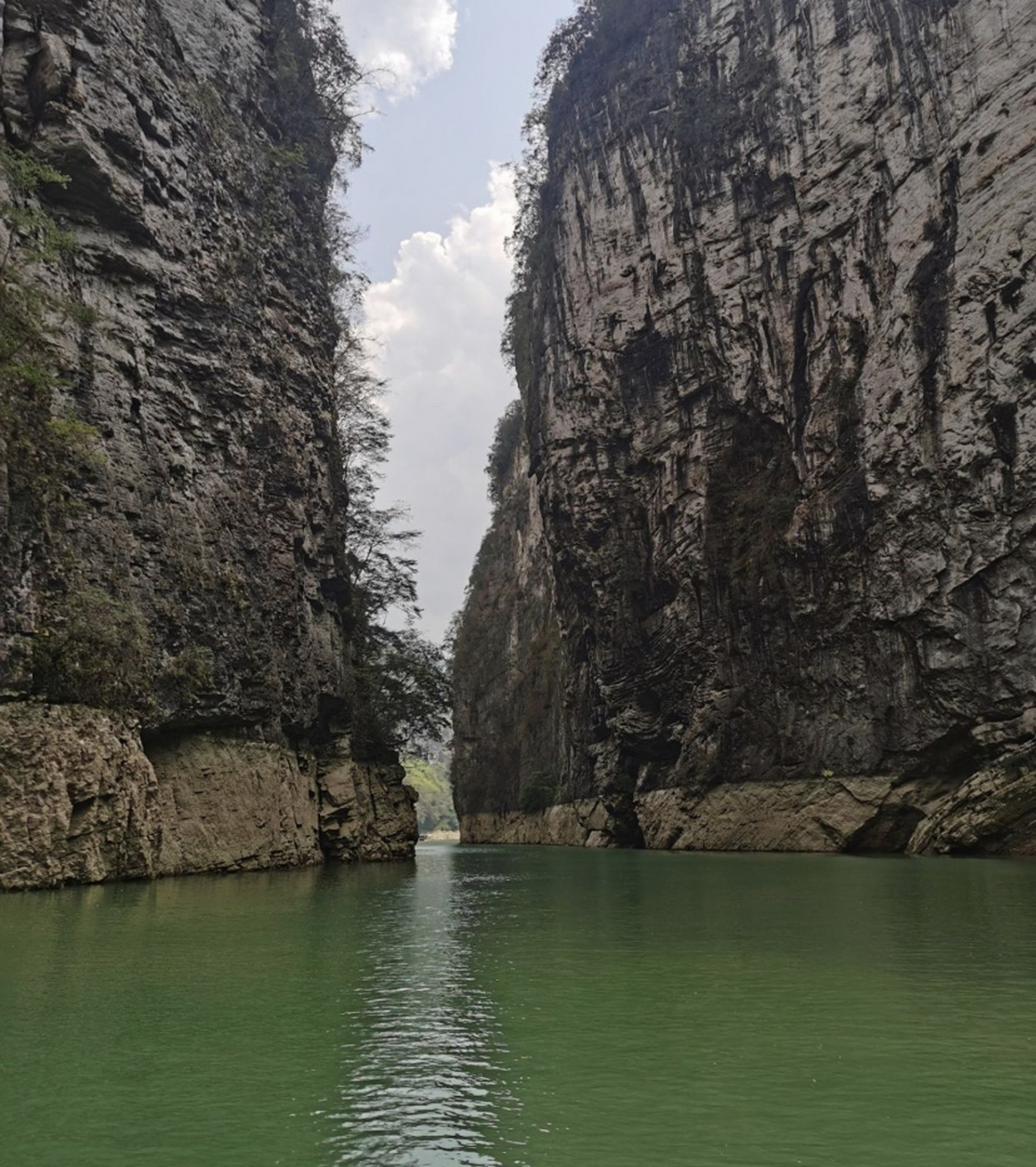 黔江阿蓬江神龟峡景区,位于重庆市黔江区,是一个集峡谷,溪流,瀑布
