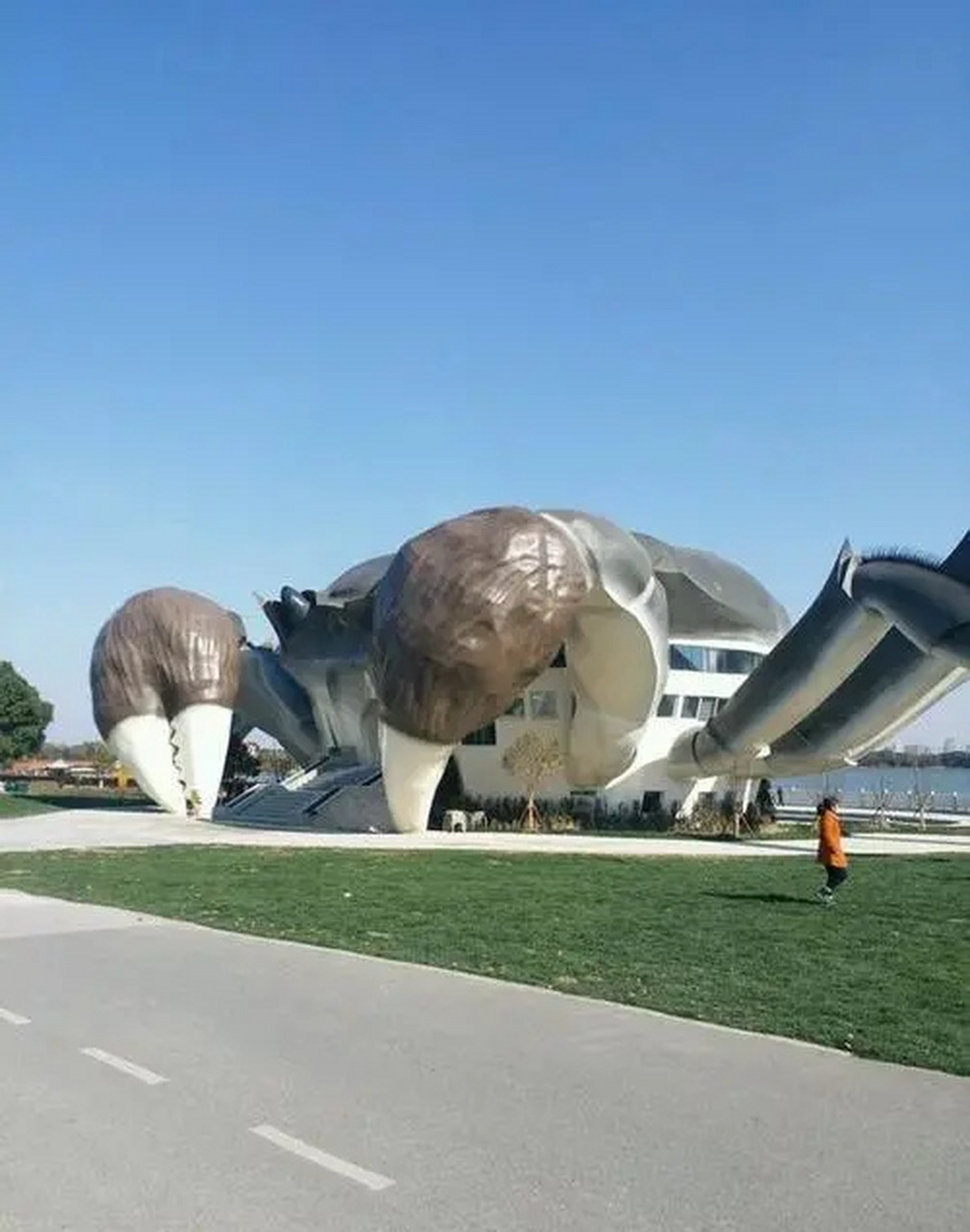 据说花费1300万,建筑的巨型阳澄湖大闸蟹,看上去就像螃蟹精,可惜4年前