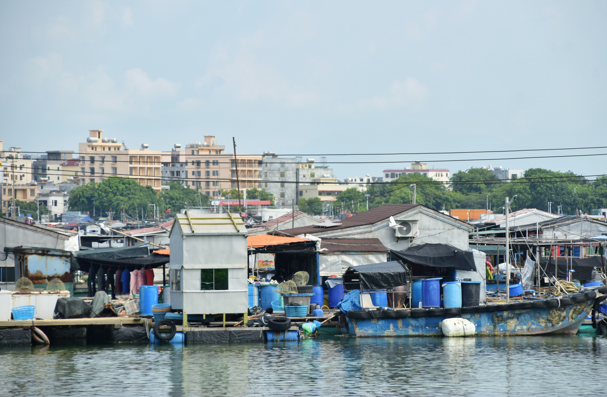 在海南陵水的新村港,有一个奇特的地方,这里住着一群在海上飘荡的人群