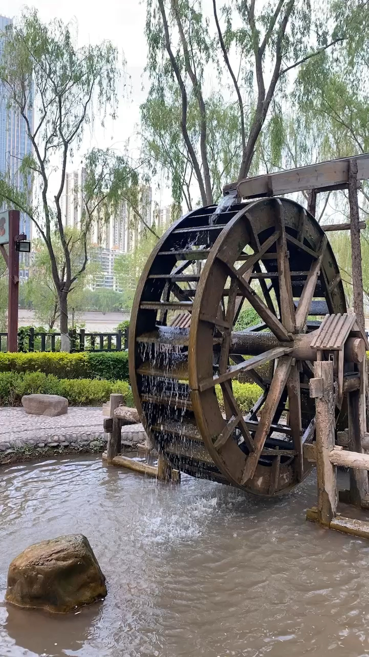 夕阳余晖下的兰州水车博览园