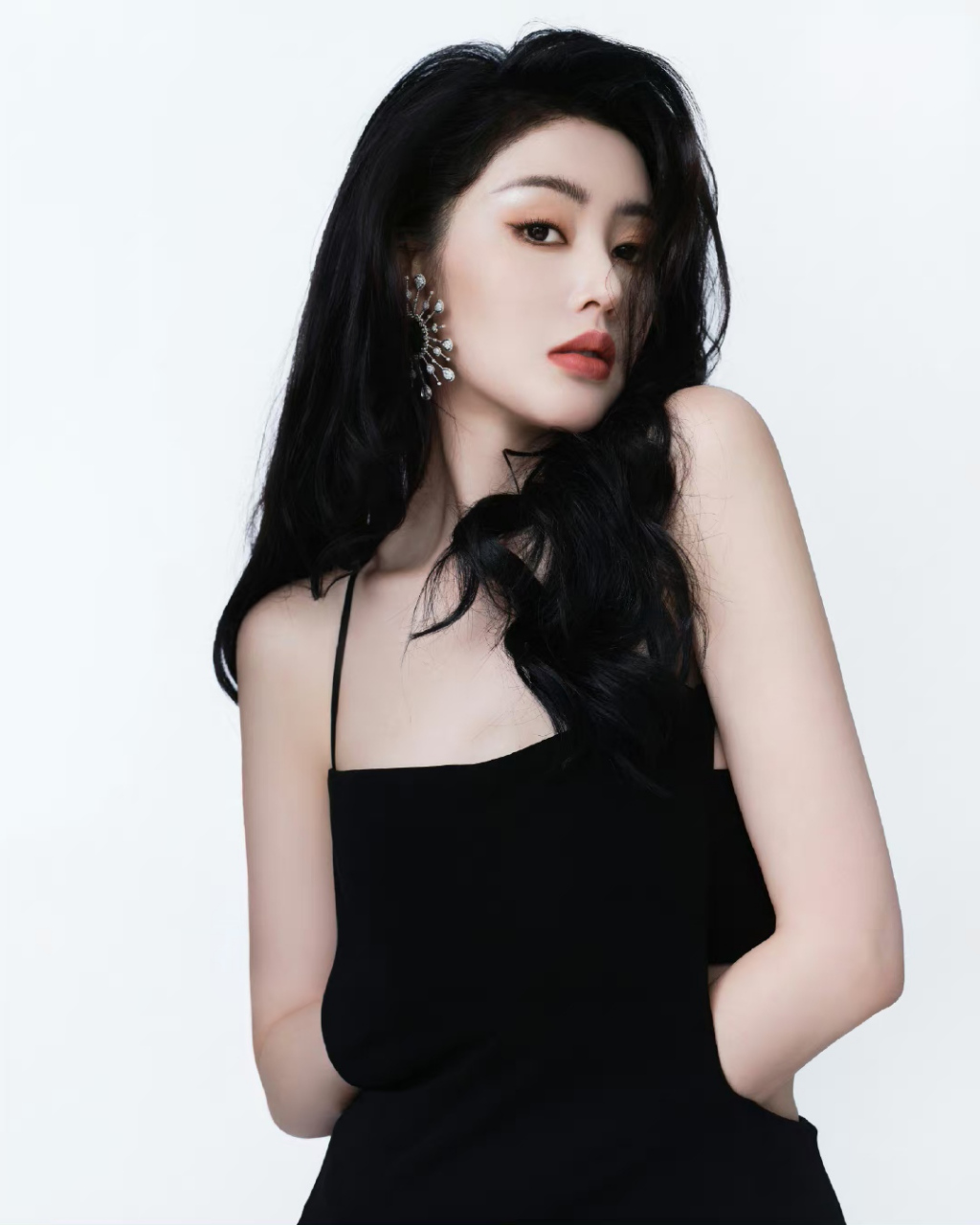 张天爱# 身穿黑色吊带裙,秀丽卷发披肩,明眸皓齿,烈焰红唇,香肩玉背