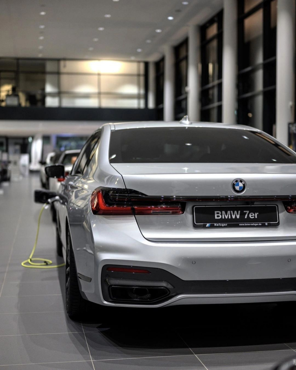 g12宝马7系搭配银色,真的超有质感,m运动套装彰显气质,熏黑处理的中网