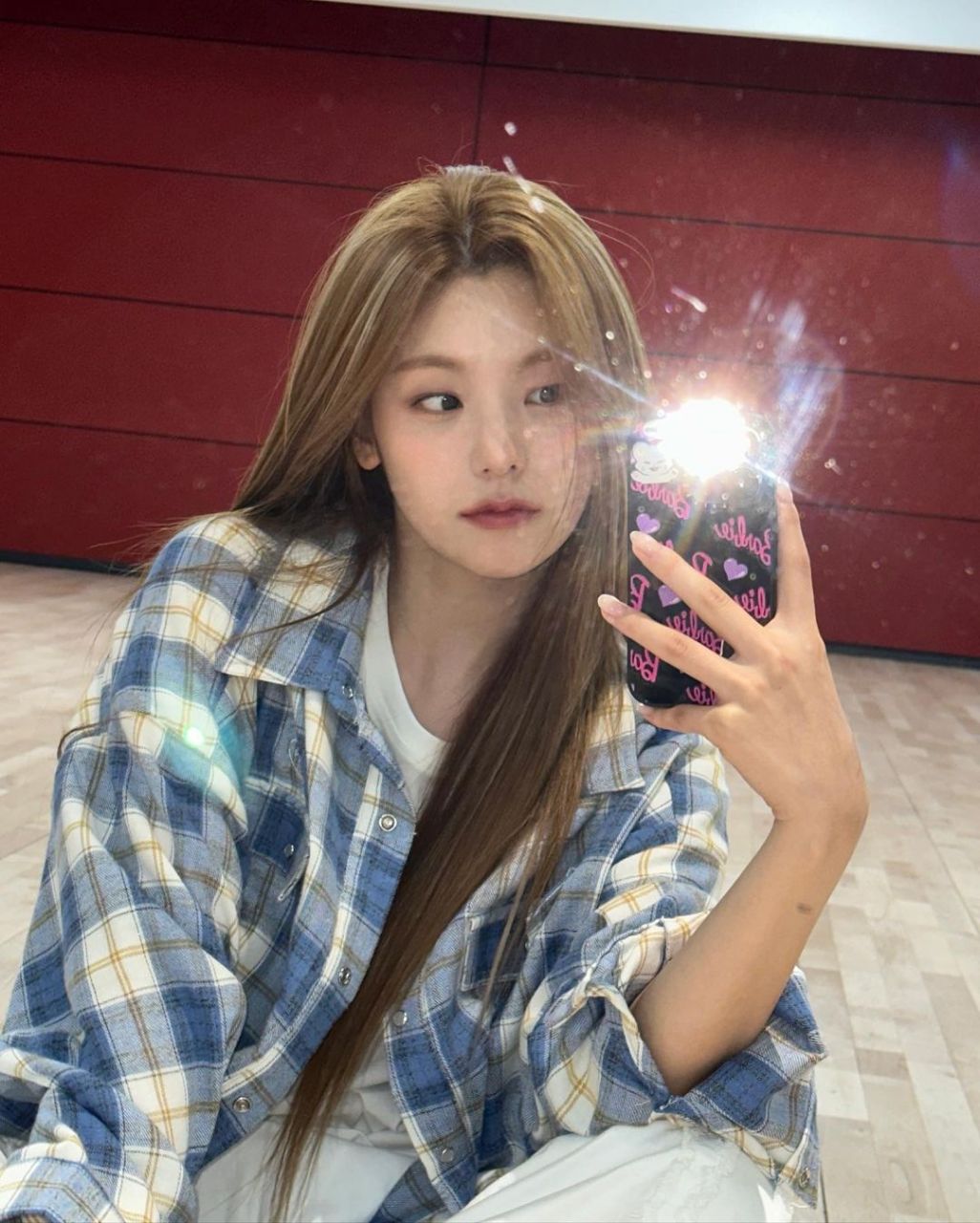 itzy yeji最新po照. 这很明显是在舞蹈练习室.