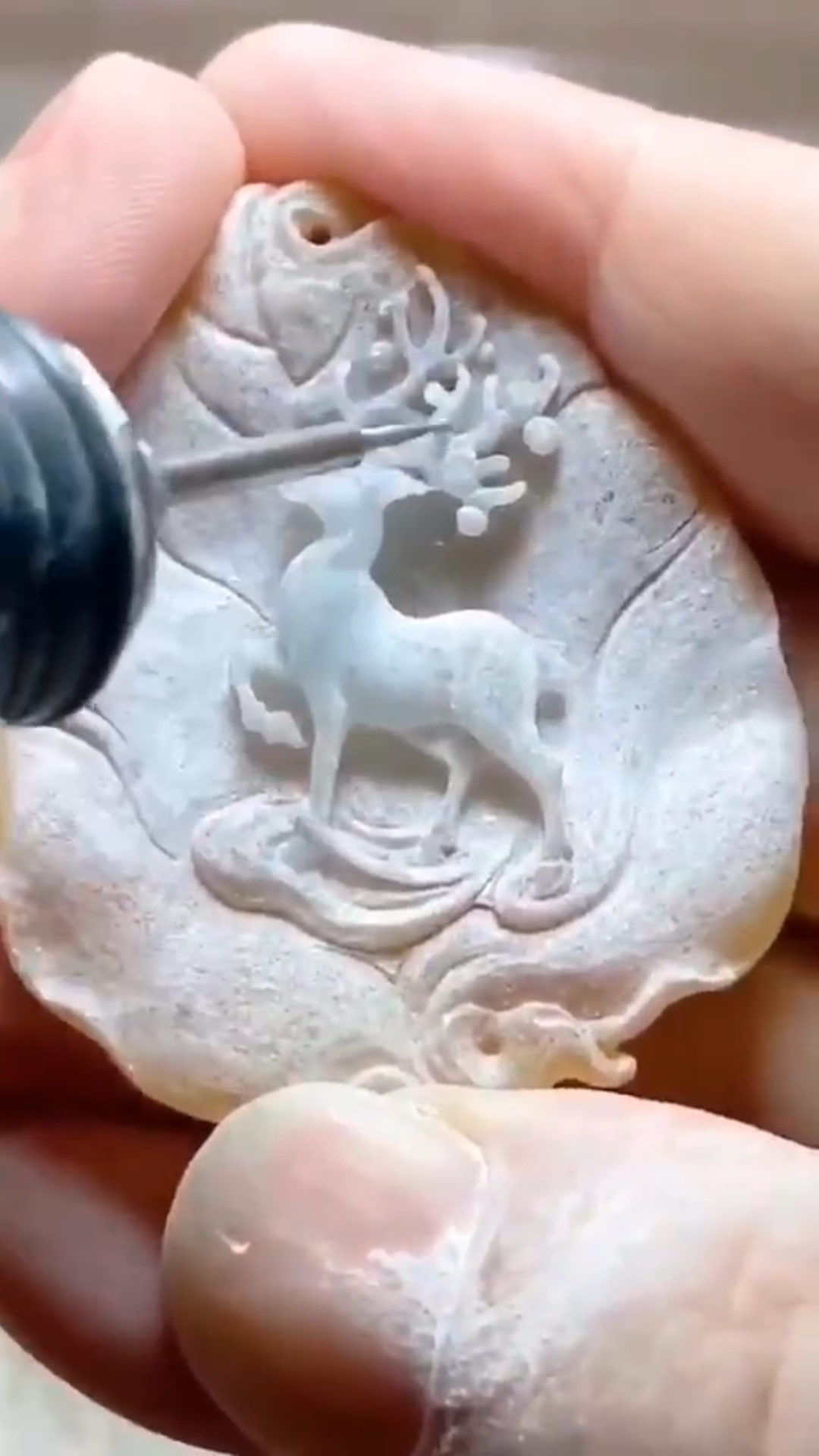 黄翡鹿牌挂件雕刻过程分享