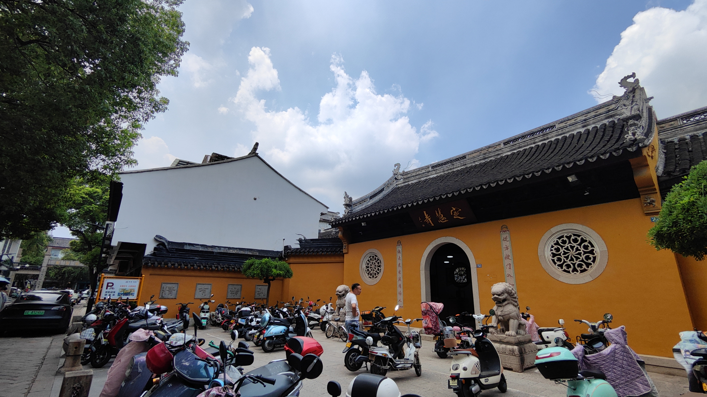 苏州定慧寺,是一座规模较小的寺庙,可以自由进出.