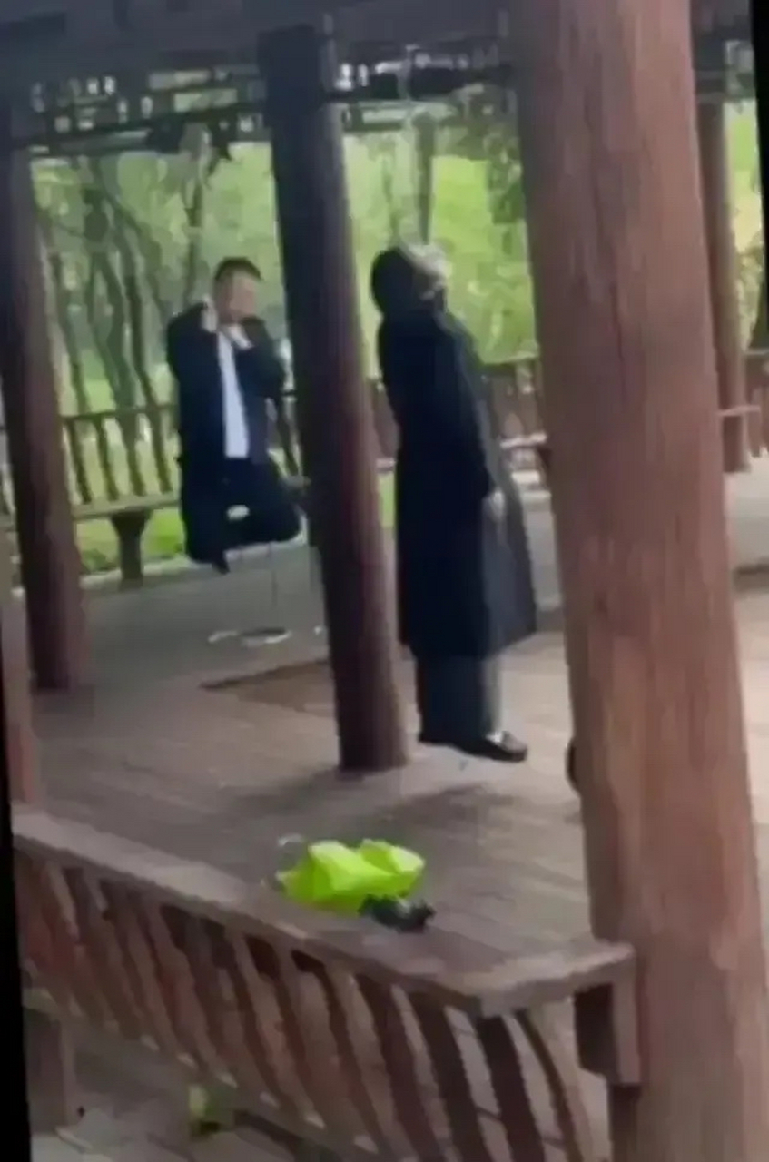 7月26日深夜,吉林省白山市北山公园内,一男一女上吊身亡