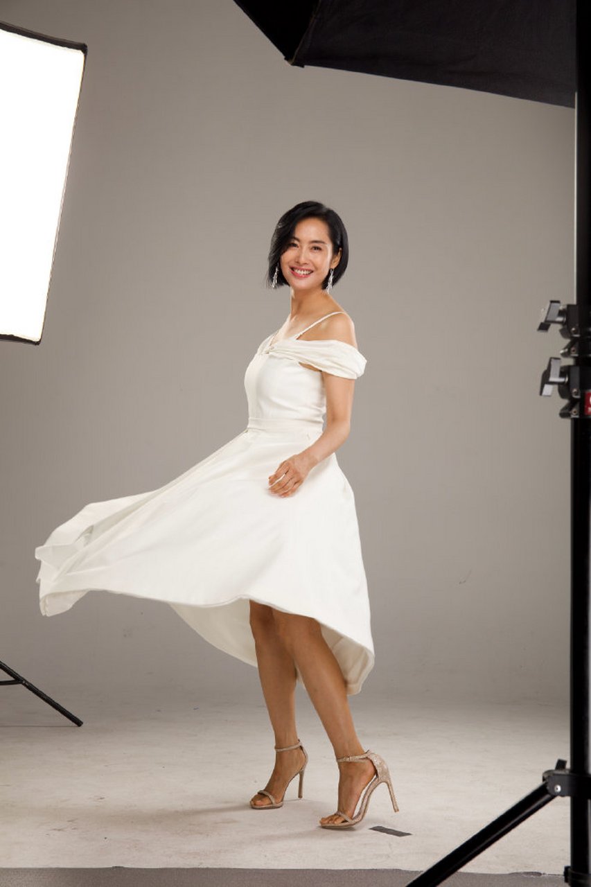 朱茵不愧是一代女神,身穿一袭白色长裙配高跟凉鞋,显得典雅大方又成熟