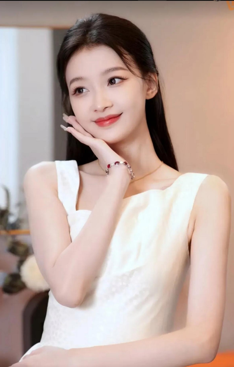 孙怡是一位中国内地女演员,她以其清新脱俗的外貌和出色的演技而受到