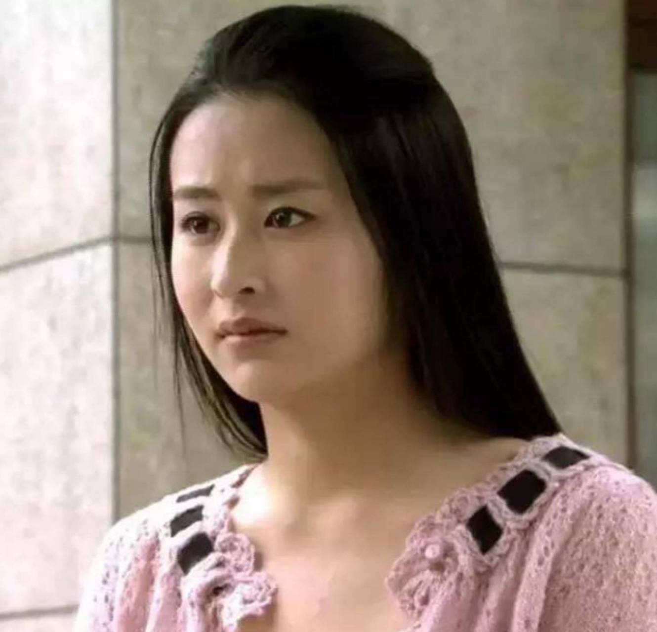 颖儿在千山暮雪中是带点婴儿肥的,但是还是好看的