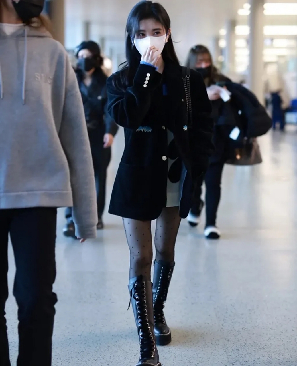 四千年一见的美女鞠婧祎,机场黑丝