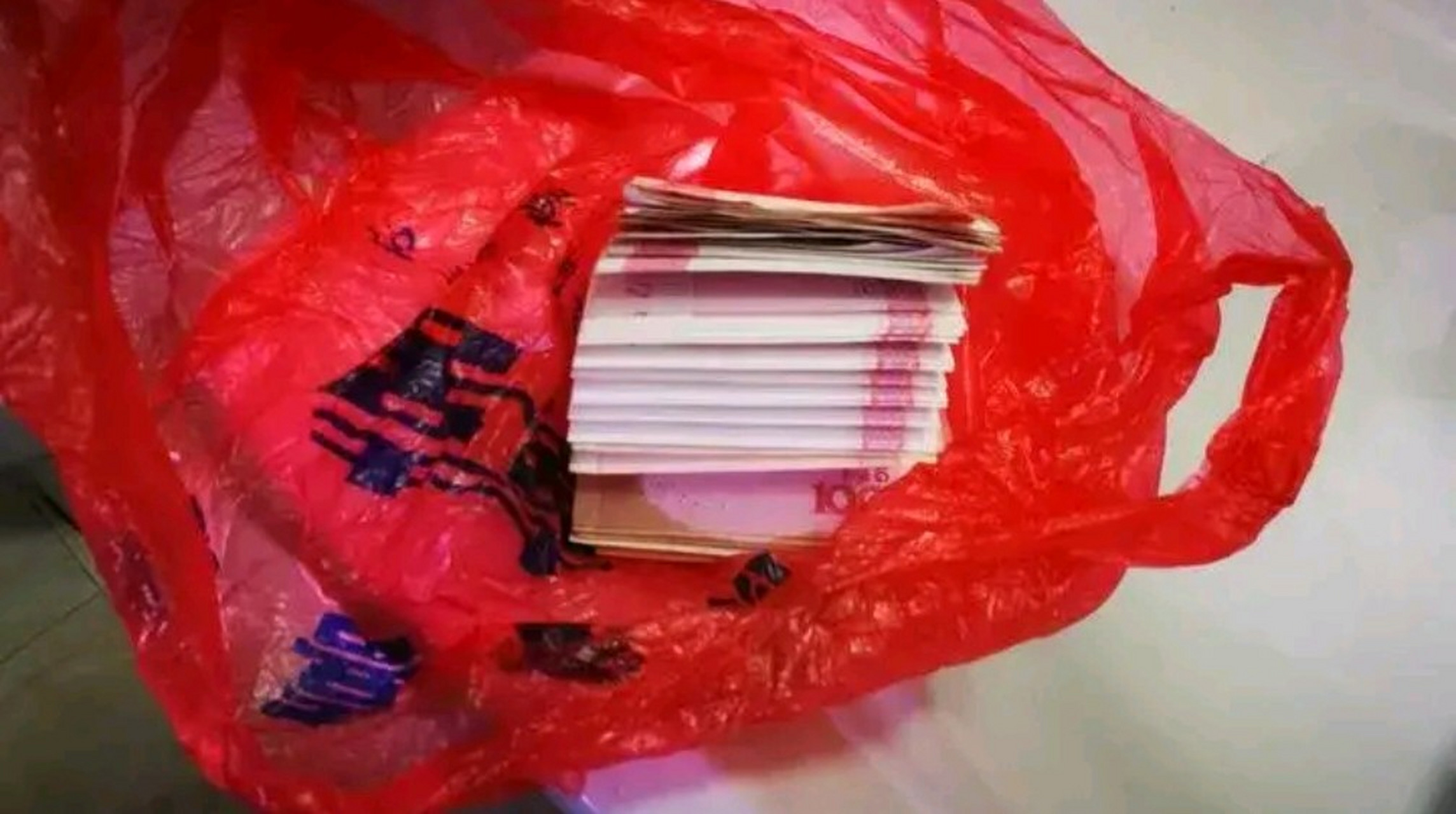 回来的时候,小姨悄悄的往我手里塞了一捆钱,我没要把钱塞回了她的口袋