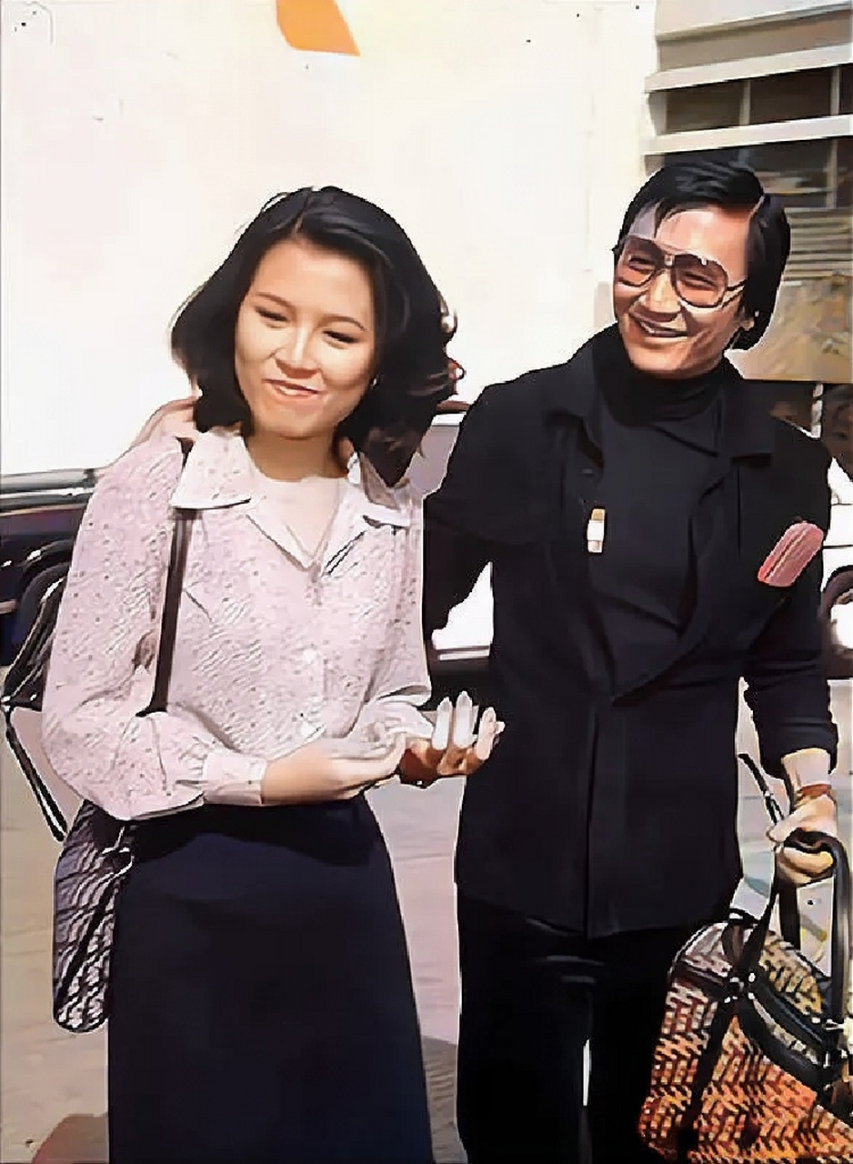 70年代谢贤和缪骞人的合影,谢贤常常送鲜花,送她上下班,甚至豪掷20万