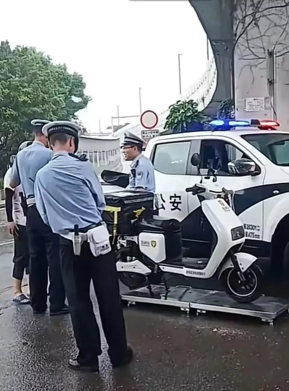 【广州交警雨中"称重"电动车,引发民众不满:是为了罚钱还是为了安全?