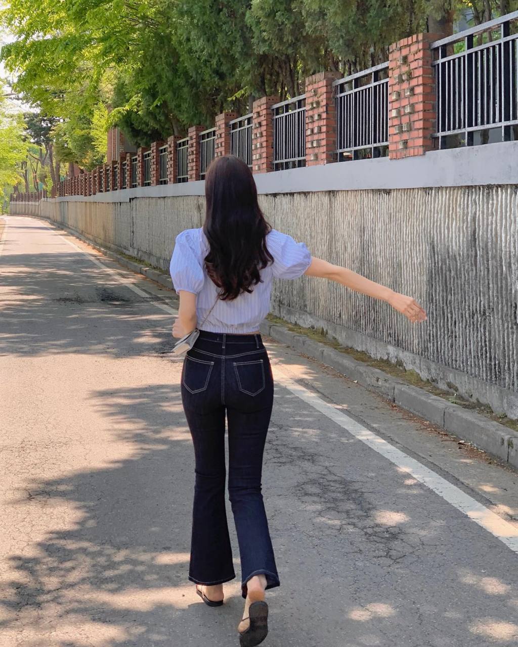 小姐姐潇洒牛仔裤背影