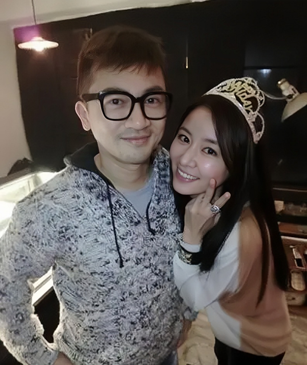 还有后来杨紫和谢娜去摘葱,她们就远远的望着苏有朋和林心如在吧台