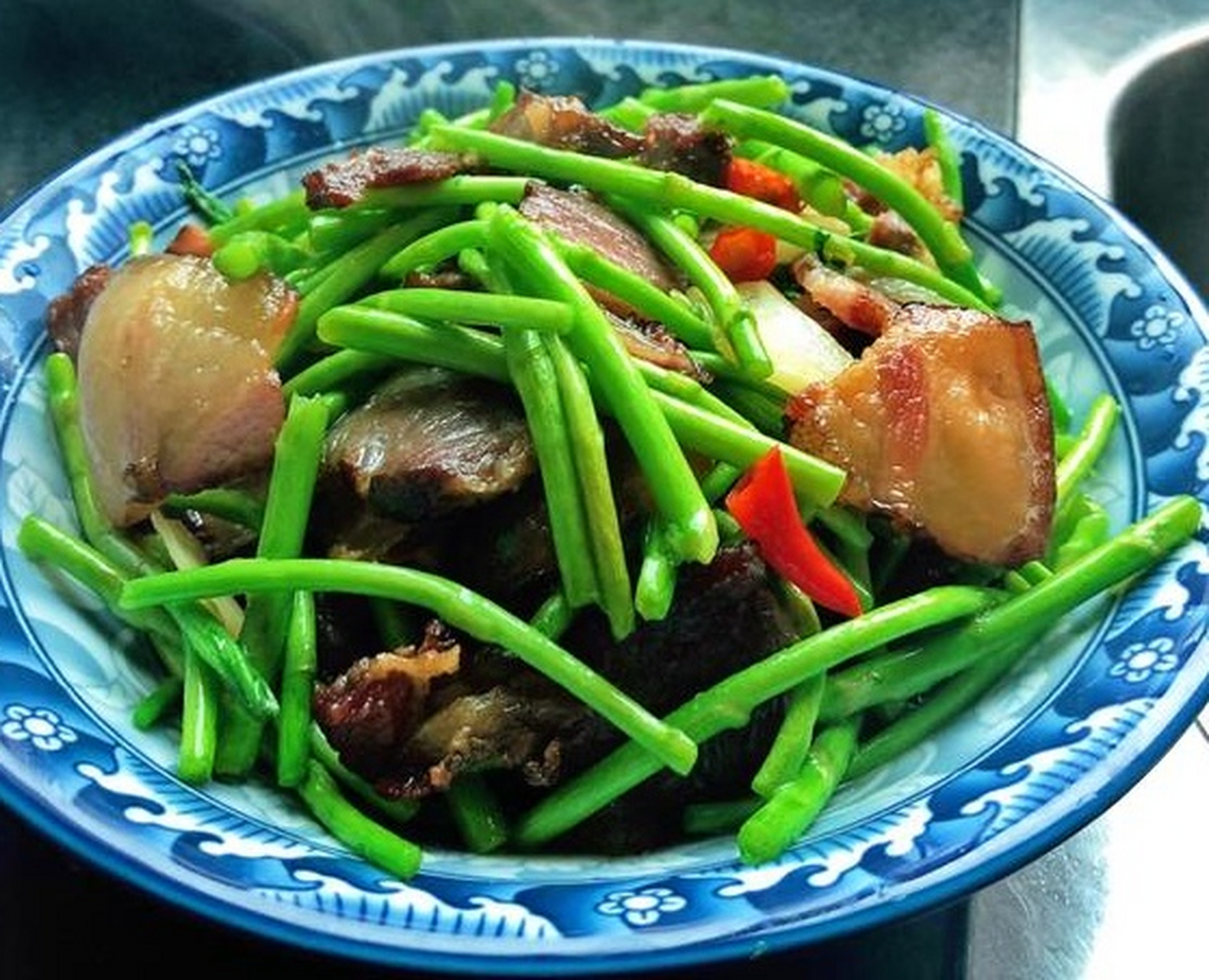 "这个宝就是江西赣菜的一道特色名菜——藜蒿炒腊肉.