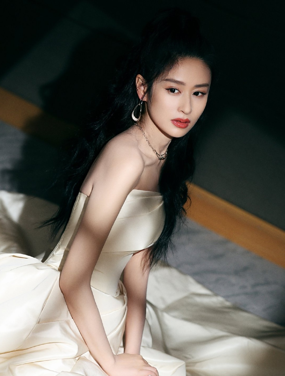 颖儿# 一袭白色深v礼服,清纯唯美的容颜,丰满傲人的事业线,窈窕曼妙