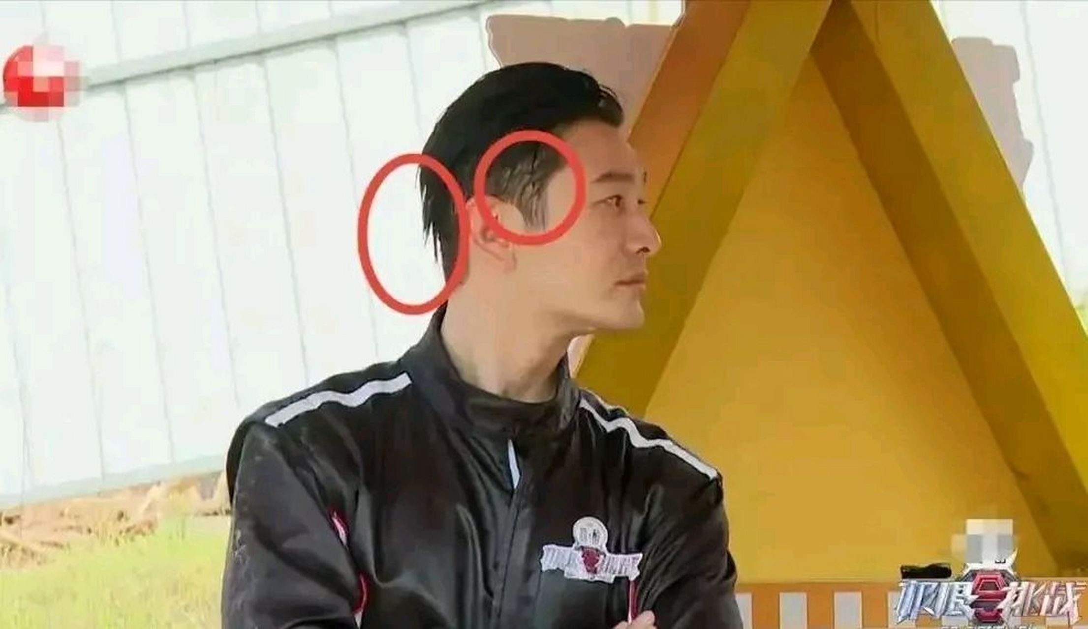 近日,黄晓明在《极限挑战9》中的秃顶和用假发片伪装的尴尬被曝光