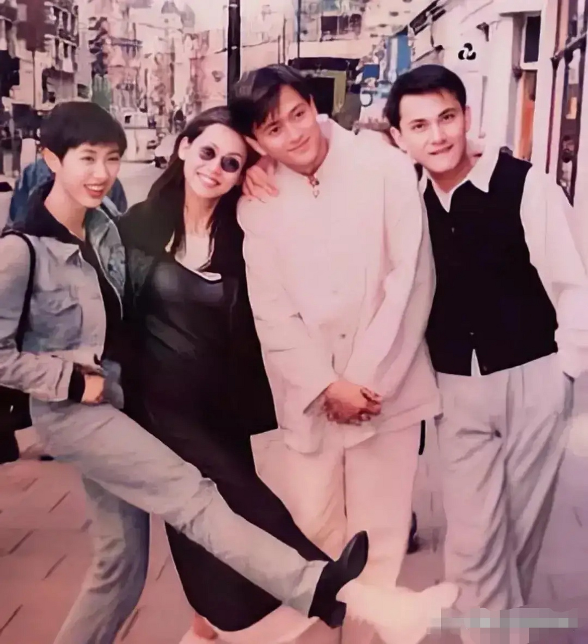 四张熟悉的面孔. 就是叫不出名字.