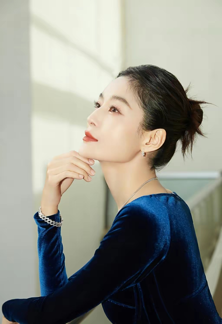 女星王媛可晒大半身写真,肌肤白皙,锁骨精致,凸显雍容华贵气质