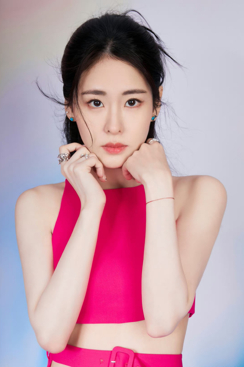 张碧晨# 粉嫩女郎,甜美灵动,性感迷人,魅力十足