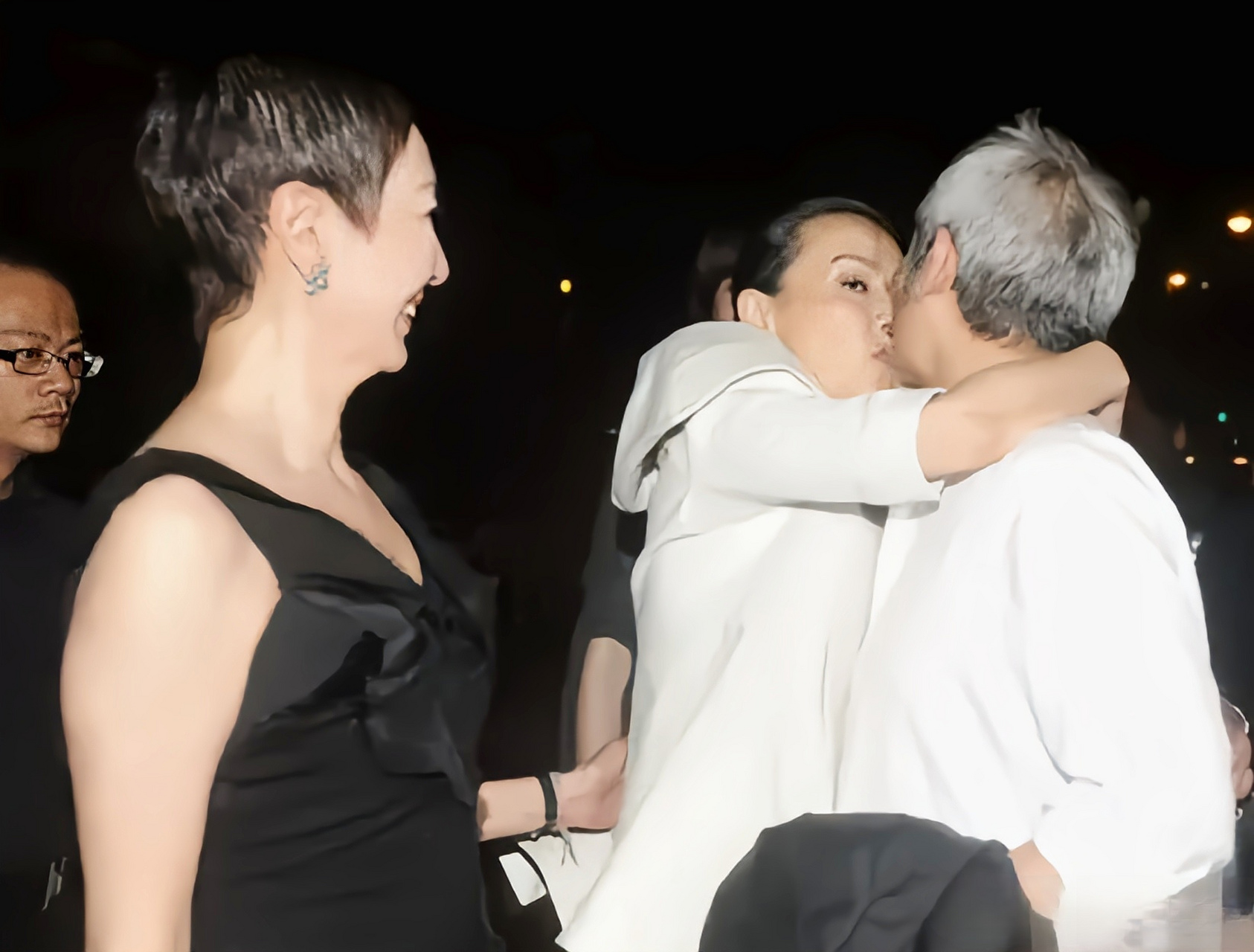 章子怡遇到大导演徐克,这动作是不是过于热情了,徐克媳妇竟然还满面