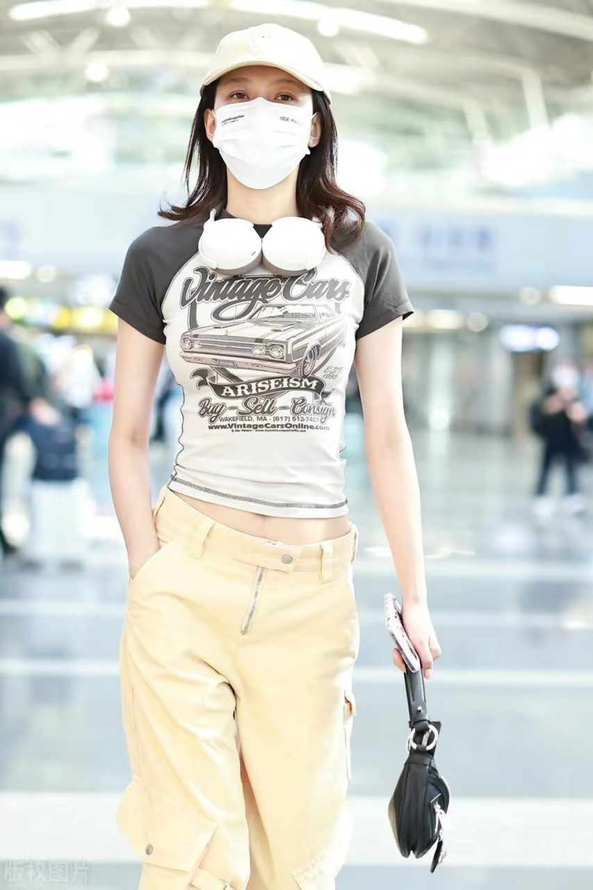 孙怡:露脐短袖现身北京机场,酷范儿十足
