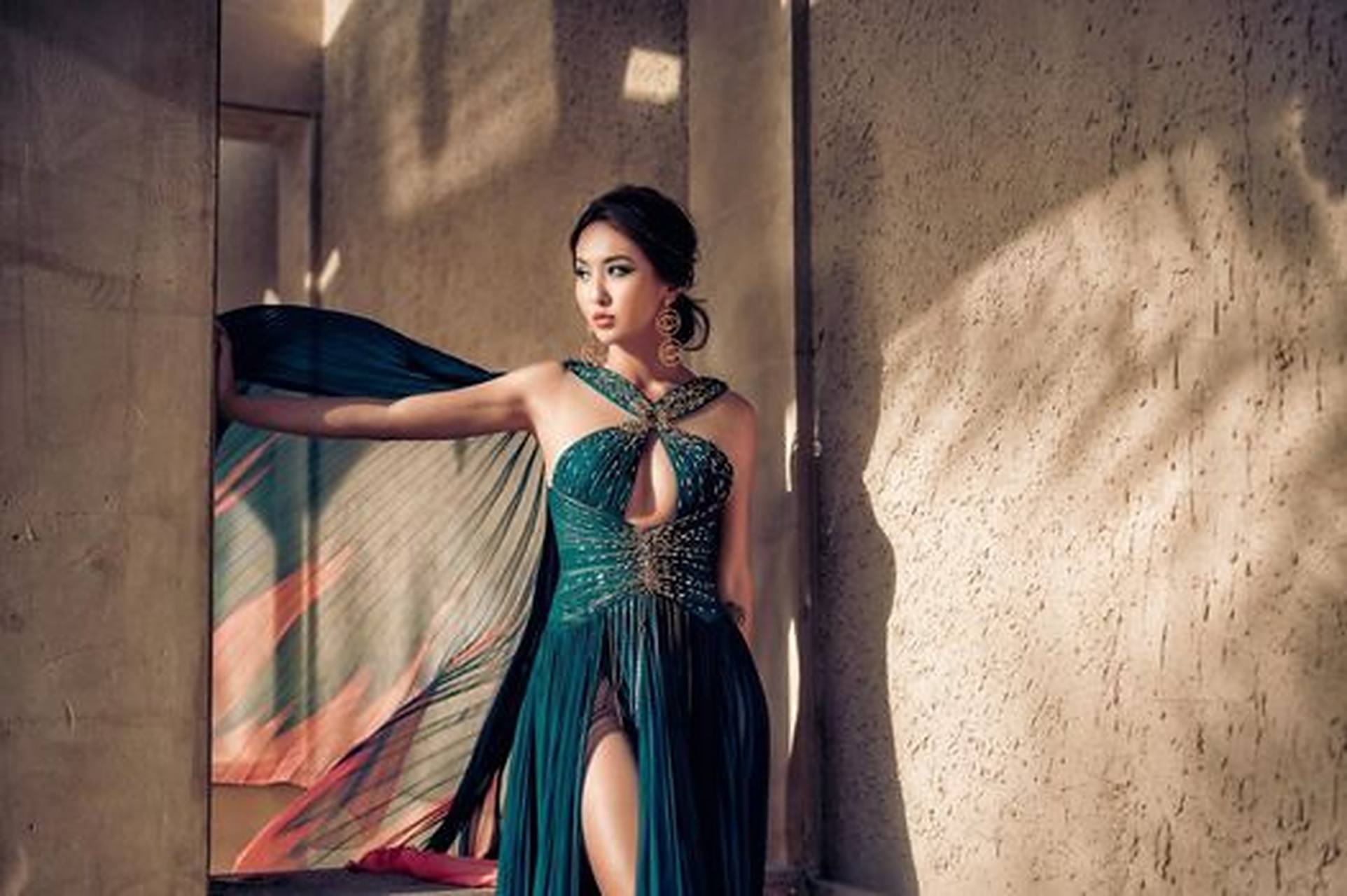 艺人蔷蔷(林嘉凌)拥有美艳脸蛋和火辣身材,2007年参加《我猜我猜我猜