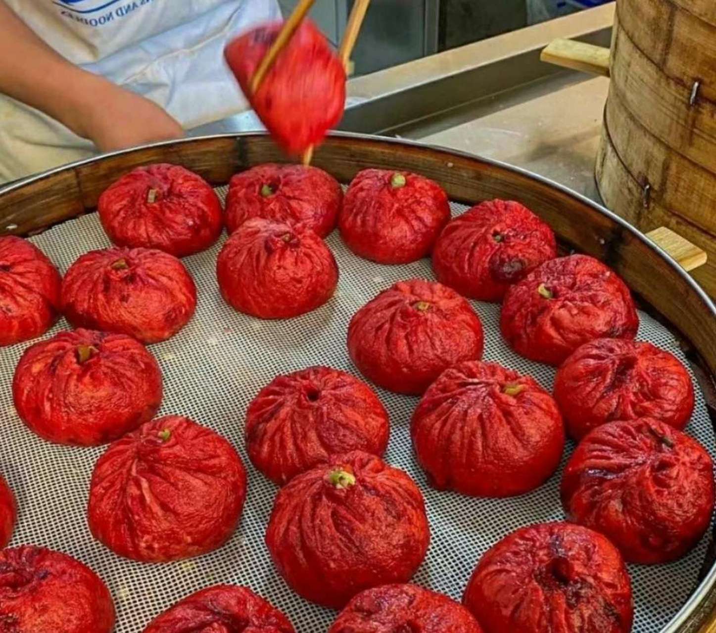 红色包子,卖相不错,就是不知道吃完会不会拉肚子