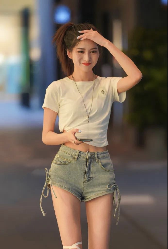 短款t恤 热裤,可爱而又清纯的美少女,让人目不转睛